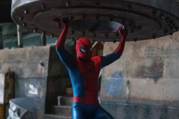 Spider-Man soutient une lourde structure métallique dans Brand New Day.