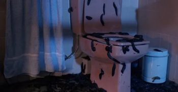 Slugs (1988) : des limaces envahissent les toilettes d’une salle de bains.