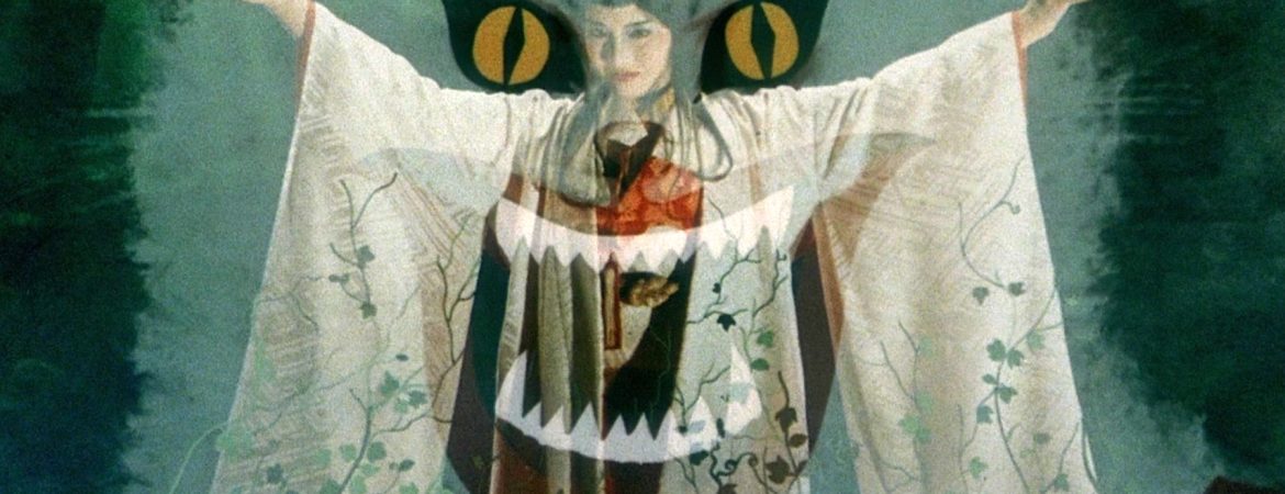 Démon folklorique japonais prenant la forme d'une femme habillée en geisha ; avec en surimpression un portrait démoniaque de chat blanc ; plan issu du film house de Nobuhiko Obayashi.