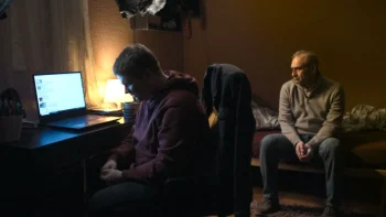 You Don't Belong Here : deux hommes dans un appartement, près d’un ordinateur.