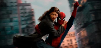 Spider-Man transporte une femme dans les airs au-dessus de New York dans Brand New Day.