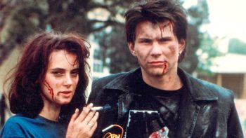 Winona Ryder et Christian Slater côte à côte dans un état déplorable , en sang et sales ; Winona avec une cigarette à la main et Christian en blouson de cuir ; plan issu du film heathers de Michael Lehmann.