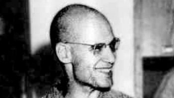 Photo en noir et blanc de Alexandre Grothendieck de profil ; plan issu du film Alexandre Grothendieck, sur les routes d'un génie de Catherine Aïra et Yves Le Pestipon.