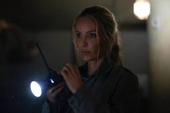 Annabelle Willis explore le bateau du film Mutiny une lampe torche dans la main.