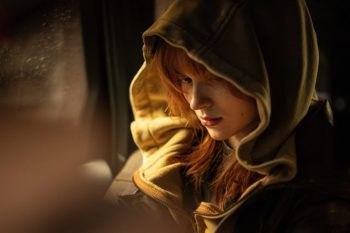 Jeune femme rousse à capuche dans Spider-Man: Brand New Day.