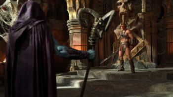 Dans une salle de pierre monumentale, Skeletor, vu de dos et enveloppé d'une cape violette, fait face à Musclor ; il tend devant lui son sceptre orné d'un crâne de bélier aux grandes cornes ; à quelques mètres, sur une estrade, le guerrier blond et musclé se tient jambes écartées, vêtu d'une armure métallique et d'un pagne de cuir, une épée abaissée dans la main ; derrière lui, un gigantesque crâne sculpté surplombe un trône de pierre couvert de toiles d'araignée ; une lumière orangée éclaire les colonnes et les murs sombres ; plan du film LES MAITRES DE L'UNIVERS de Travis Knight.