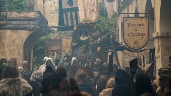 Dragola, la reine des orcs, trône au-dessus d'une foule de guerriers dans un décor médiéval fantastique du film Le Roi du Game d'Éric Judor.